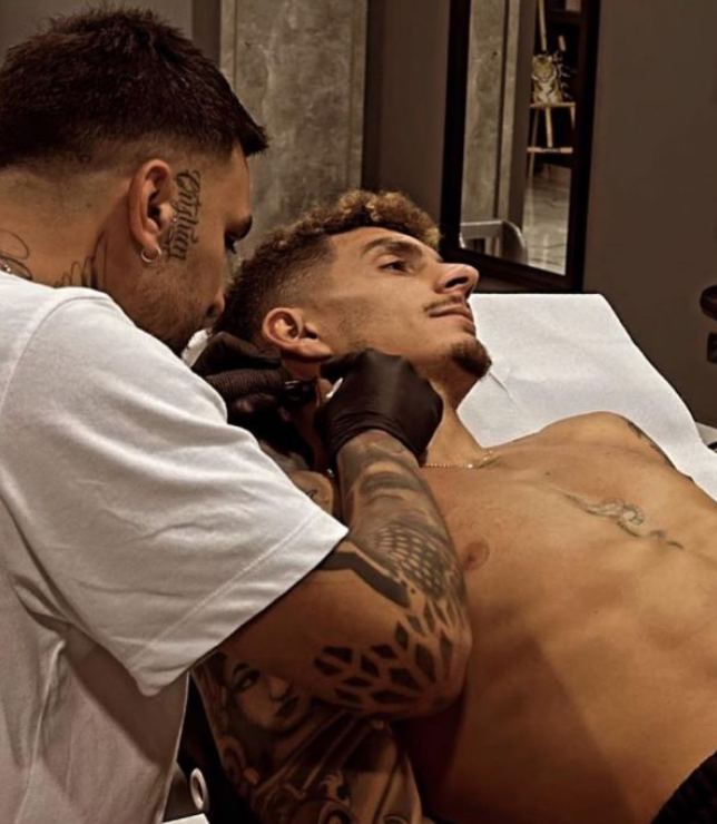 Di Lorenzo arricchisce il suo stile: un nuovo tatuaggio per lui - FOTO