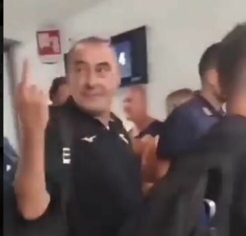 Maurizio Sarri,  risponde con il dito medio ad un tifoso che incitava il Napoli. Bufera sul web contro l'ex comandante  azzurro.