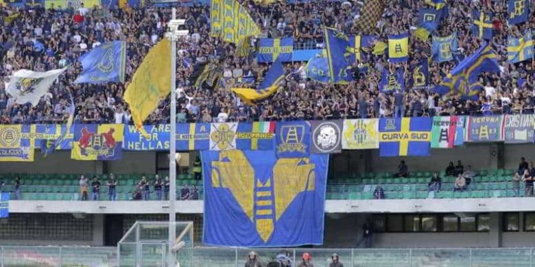 Verona, tifosi cacciati dal Bentegodi, sputi e offese: "Se fosse successo a Napoli sarebbe stato scandalo nazionale"
