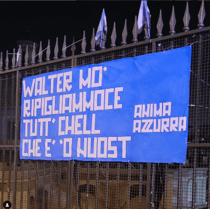 (FOTO) I tifosi accolgono Mazzarri con uno striscione: "Eipigliammoce tutt' chell che è 'o nuost"
