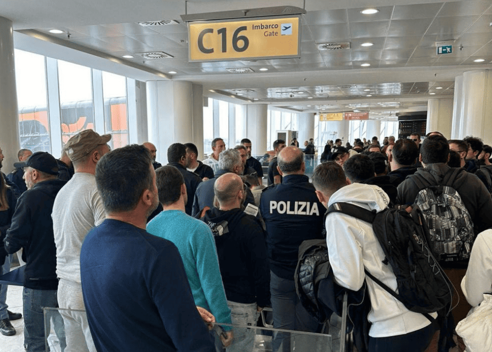 (FOTO) Caos a Capodichino, tifosi del Napoli bloccati in aeroporto