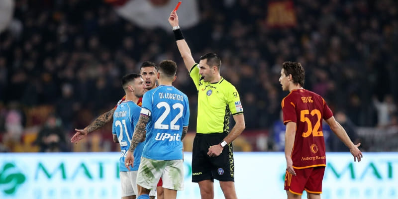 Roma-Napoli 2-0 l'arbitro assoluto protagonista. Gli azzurri finiscono in 8