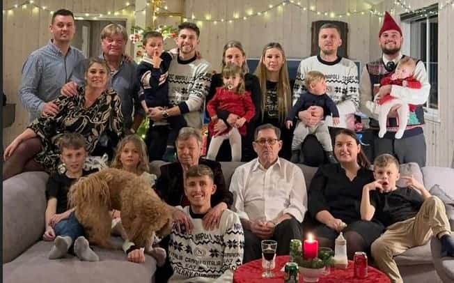 Lindstrom Natale in famiglia con il maglione del Napoli