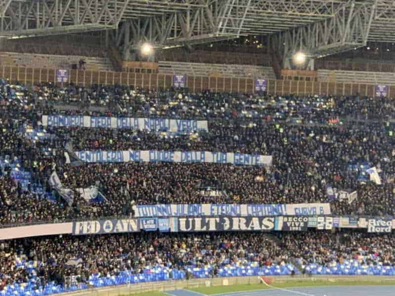 Curva B striscione da applausi per Juliano: "Totonno, eterno capitano!"