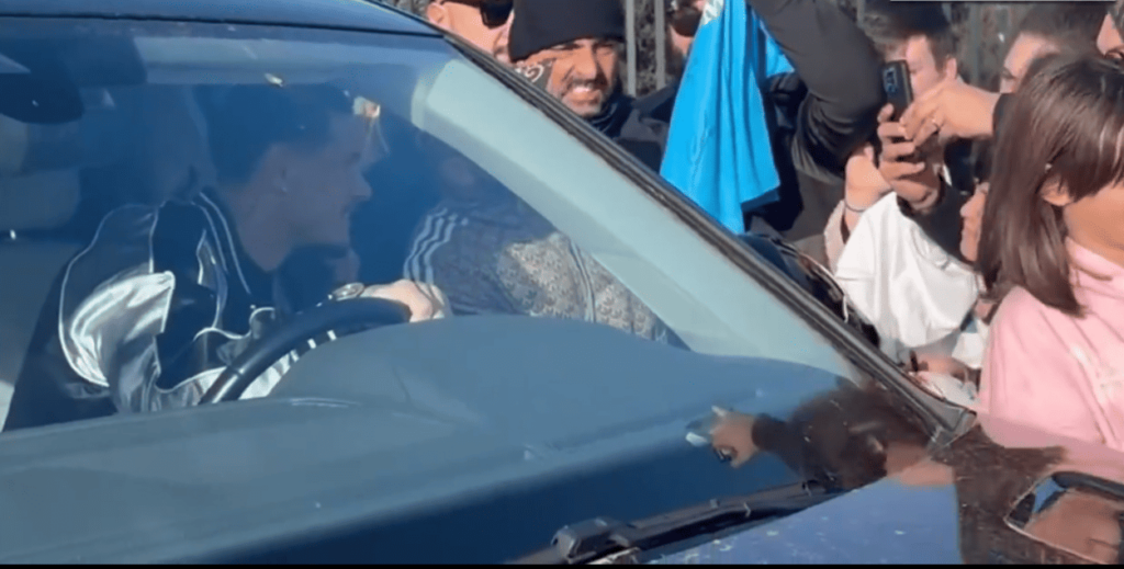 VIDEO - Pasquale Mazzocchi, esordio col botto al Napoli: selfie e autografi tra i tifosi