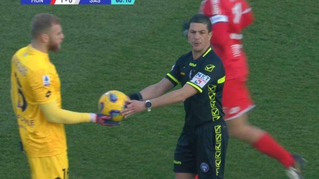 Paura a Monza, tifoso cade dagli spalti: partita interrotta e corsa in ospedale