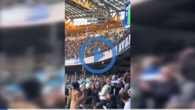 Stadio Maradona, tifosi recuperano smartphone caduto dalla curva: il video dell'incredibile "panaro" diventa virale