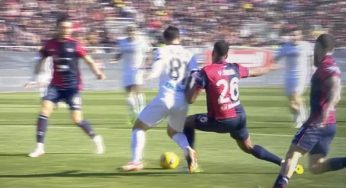 Cagliari-Napoli, contatto Mina-Raspadori in area: DAZN esclude il rigore, Ziliani furioso