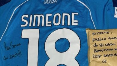 Simenone regala la sua maglia ad un tifoso malato: "Il tuo coraggio vale più dei miei gol"