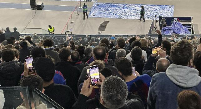 Napoli-Barcellona, tifosi uniti nel coro "Maradó": brividi al Maradona per l'omaggio a Diego