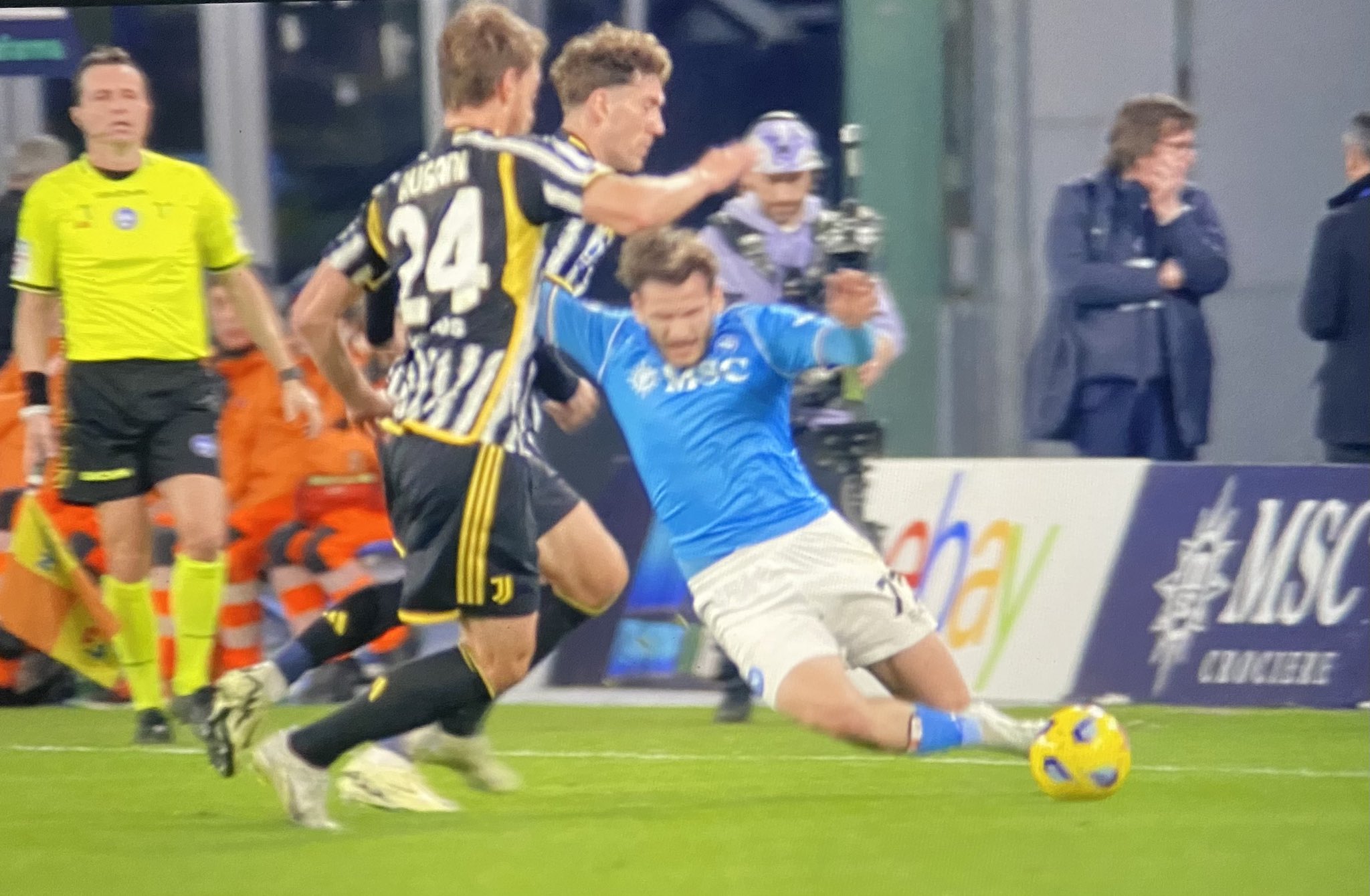 Napoli-Juventus, la moviola di Zilaini: Cambiaso e Bremer graziati