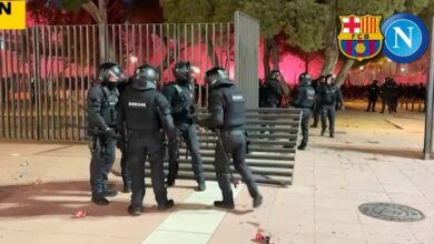 Tensione a Barcellona prima di BarCa-Napoli: Carica della polizia sui tifosi azzurri
