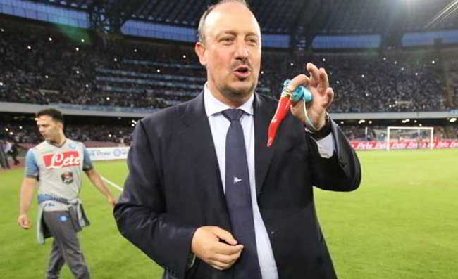 Benitez: "Ricordo i calciatori del Napoli incantati sui telefonini. Oggi non si comunica"