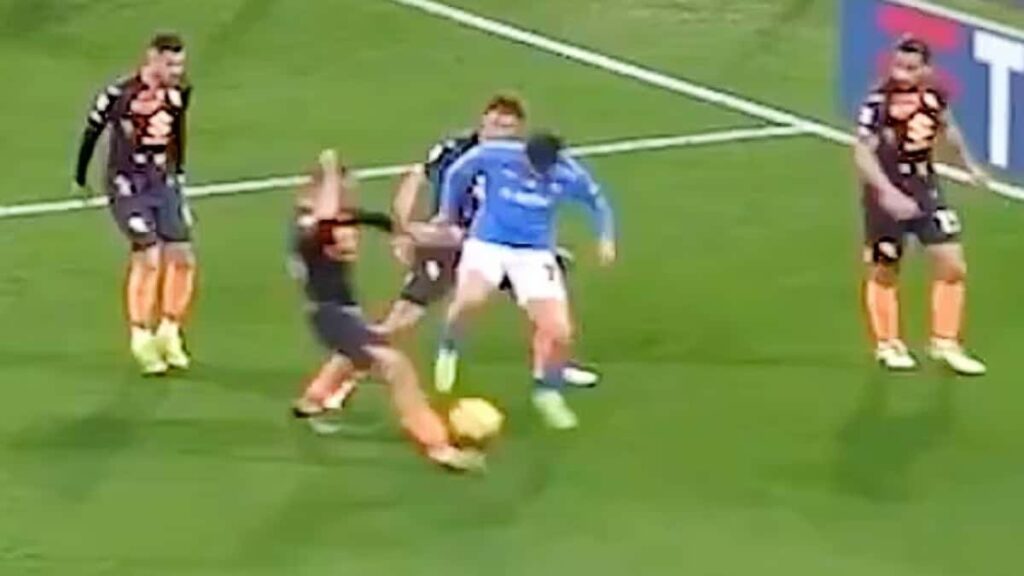 La magia di Kvara: la danza ipnotica tra 4 avversari che ha stregato Napoli