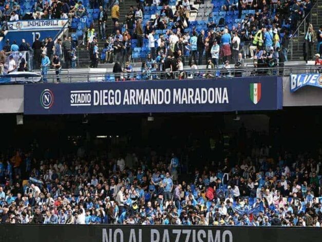 Napoli, l'abbraccio dei 50mila a Juan Jesus: il Maradona grida "No al razzismo!"