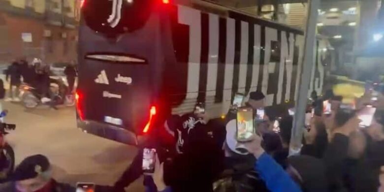 Napoli-Juve: "Portateli a Poggioreale" il coro dei tifosi azzurri al passaggio del pullman bianconero -VIDEO