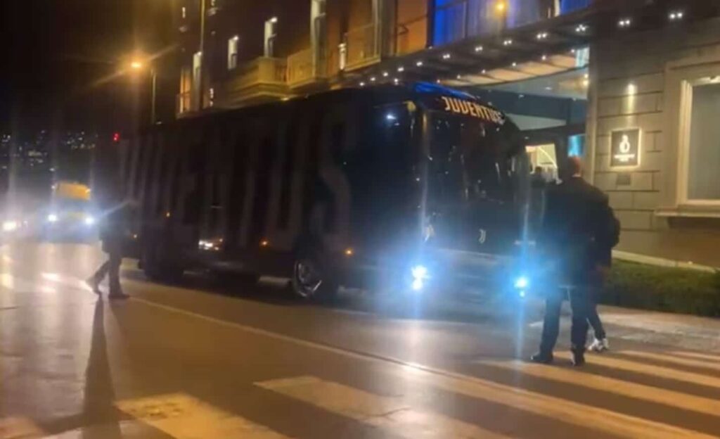 Juventus a Napoli, ad accogliere la squadra i soliti quattro gatti. Grande risposta della città