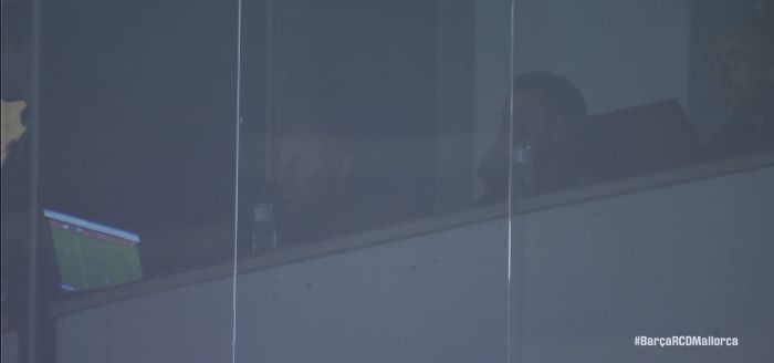 Xavi "spia" Napoli in TV durante Barcellona-Maiorca (FOTO)