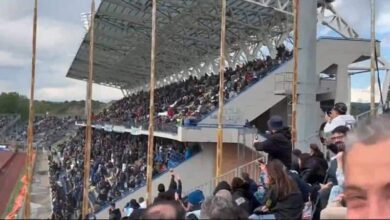 Tifoso espone sciarpa anti-Juve al Castellani, applausi dagli spalti - VIDEO