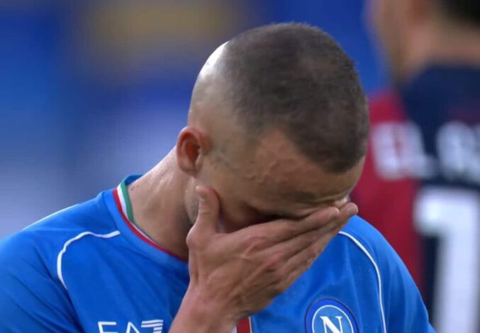 Lobotka in lacrime dopo Napoli-Bologna: il centrocampista abbracciato dagli avversari