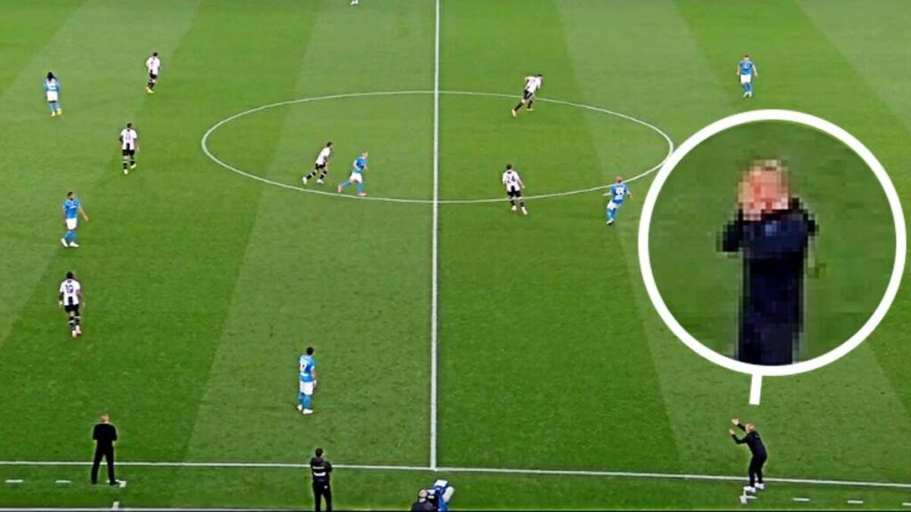 Napoli, Calzona disperato: i giocatori pascolano in campo senza seguirlo