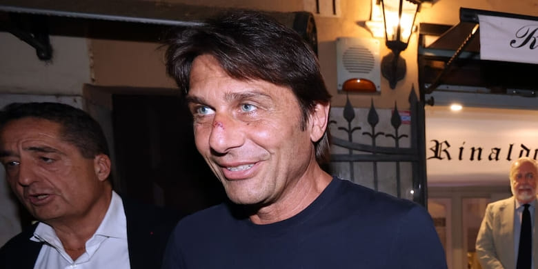 Conte arrivato all’ombra del Vesuvio, folla di tifosi: “Mister, sei felice di essere a Napoli?”