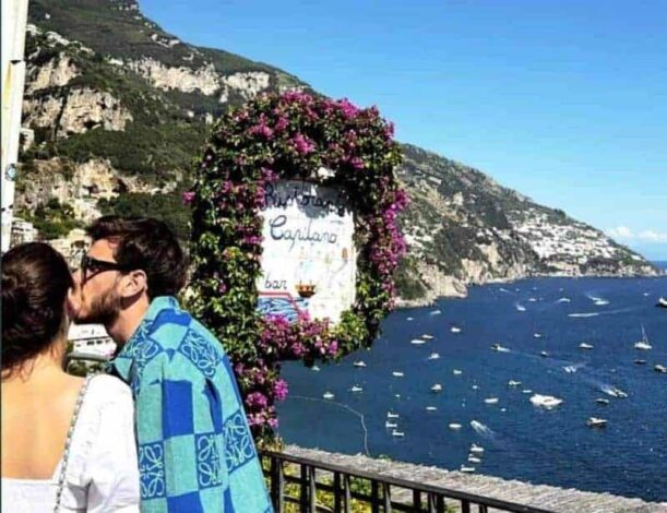 Kvaratskhelia a Positano, bacio romantico alla moglie: l'attaccante del Napoli innamorato della Costiera