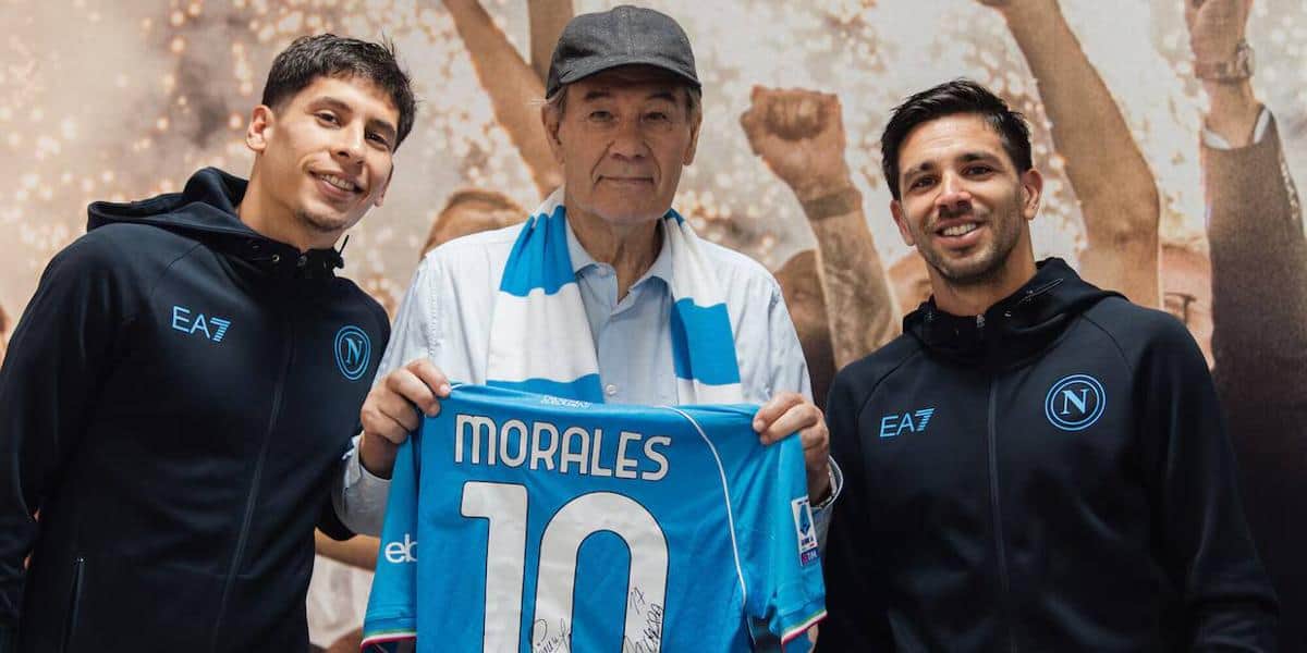 Morales, il telecronista del gol del secolo di Maradona in visita al Napoli a Castel Volturno
