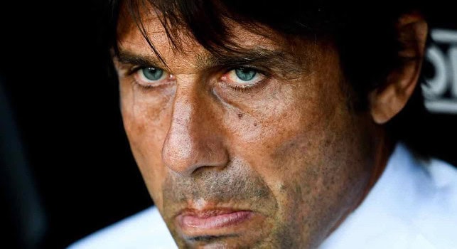 Antonio Conte arriva a Napoli e impone un diktat. Il nuovo allenatore promette passione e impegno per raggiungere grandi traguardi.