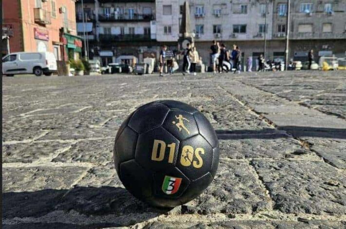 D10S in the street: Napoli celebra Maradona con 500 giovani calciatori