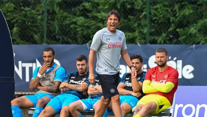 Conte Conquista i Tifosi del Napoli: Bellissimo gesto nel Ritiro a Castel di Sangro -VIDEO