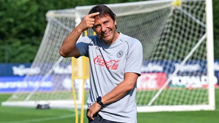 Dimaro, i tifosi chiedono lo scudetto a Conte: La reazione del mister è da applausi