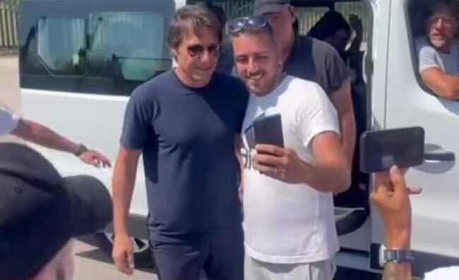 Conte a Castel Volturno, entusiasmo ai massimi livelli tra i tifosi del Napoli: "Siamo carichi!" (VIDEO)