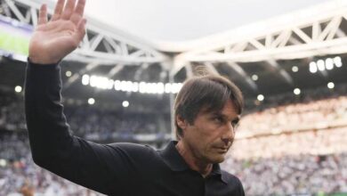 VIDEO – Conte, gesto speciale verso i tifosi del Napoli al termine del match contro la Juve