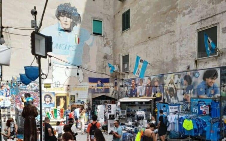 Il Murales di Maradona non smette di stupire: Batte il Cristo velato e gli Uffizi