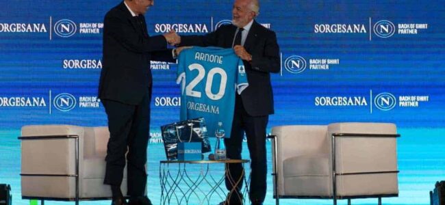 Sorgesana sul retro maglia del Napoli: De Laurentiis svela i dettagli