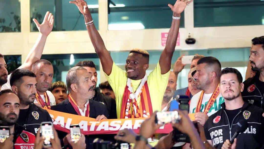 Osimhen al Galatasaray: firma e maglia numero 45