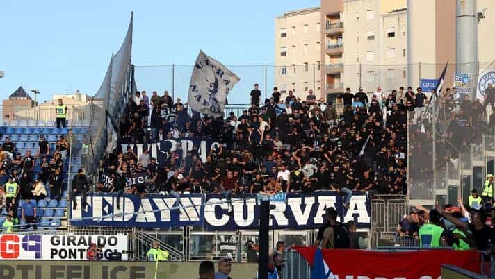 Scontri tra tifosi in Cagliari Napoli, oggi la decisione del giudice sportivo: Ecco cosa rischiano i club