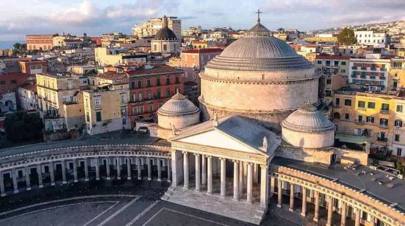 Napoli si prepara al Giubileo: attesi 27 milioni di turisti, la città brilla tra le mete più desiderate d’Europa