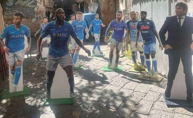 Napoli, Le sagome dei giocatori e di Conte invadono la città 