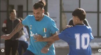 Osvaldo con la maglia Napoli gioca con il nipote di Maradona a Villa Fiorito: la foto emoziona i tifosi