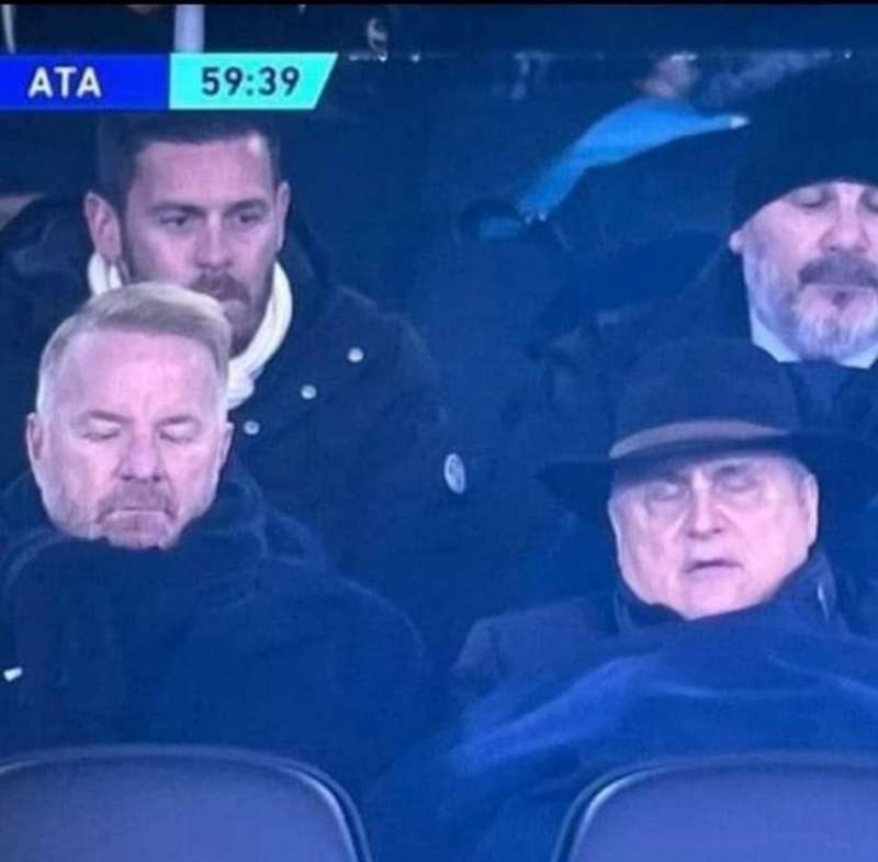 De Laurentiis si appisola in tribuna durante Lazio-Napoli: social scatenati