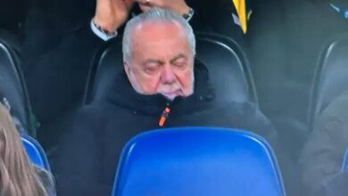 De Laurentiis si appisola in tribuna durante Lazio-Napoli: social scatenati