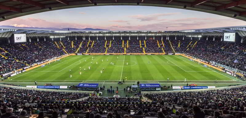 Vergogna Udinese: “Odio Napoli” dalla curva bianconera. Tifosi azzurri rispondono con i fischi