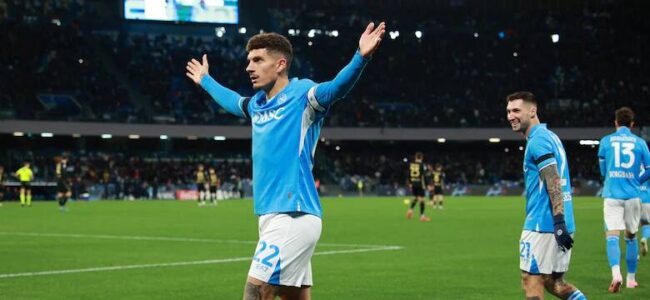 Il Napoli batte il Verona 2-0 e allunga in vetta alla Serie A