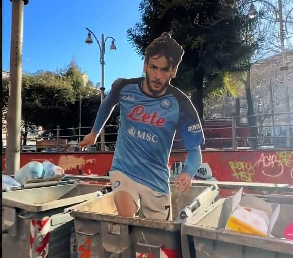 Kvara tradisce Napoli, il cartonato finisce nella spazzatura: il video