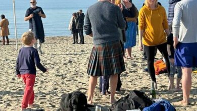 Bagno di Capodanno a Napoli: le famiglie di Gilmour e McTominay in kilt sulla spiaggia