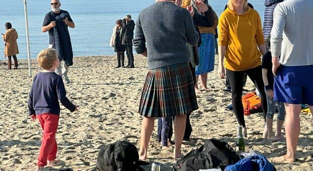 Bagno di Capodanno a Napoli: le famiglie di Gilmour e McTominay in kilt sulla spiaggia