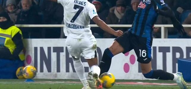 Atalanta-Napoli, Neres subisce fallo ma l’arbitro lo ammonisce