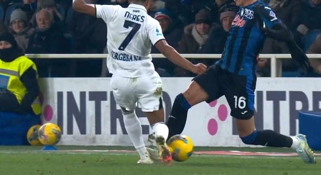 Atalanta Napoli, Neres subisce fallo ma l’arbitro lo ammonisce